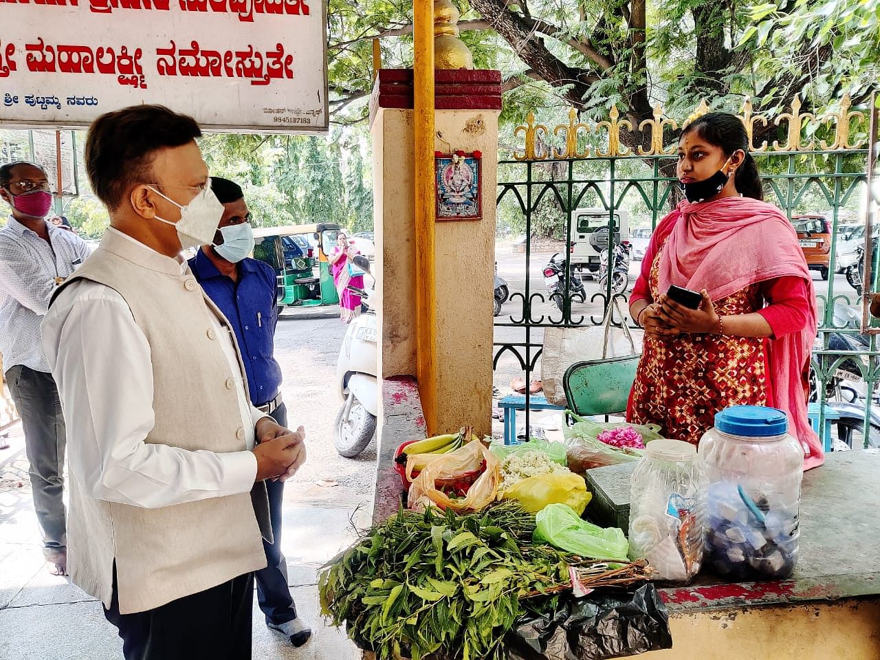 ಹೂವು ಮಾರುತ್ತಿದ್ದ ಎಸ್ಸೆಸ್ಸೆಲ್ಸಿ ವಿದ್ಯಾರ್ಥಿನಿಗೆ ಪಾಲಿಕೆ ಮುಖ್ಯ ಆಯುಕ್ತ ಗೌರವ ಗುಪ್ತ ಲ್ಯಾಪ್‌ಟಾಪ್‌ ಕೊಡಿಸುವ ಭರವಸೆ ನೀಡಿದ್ದಾರೆ.