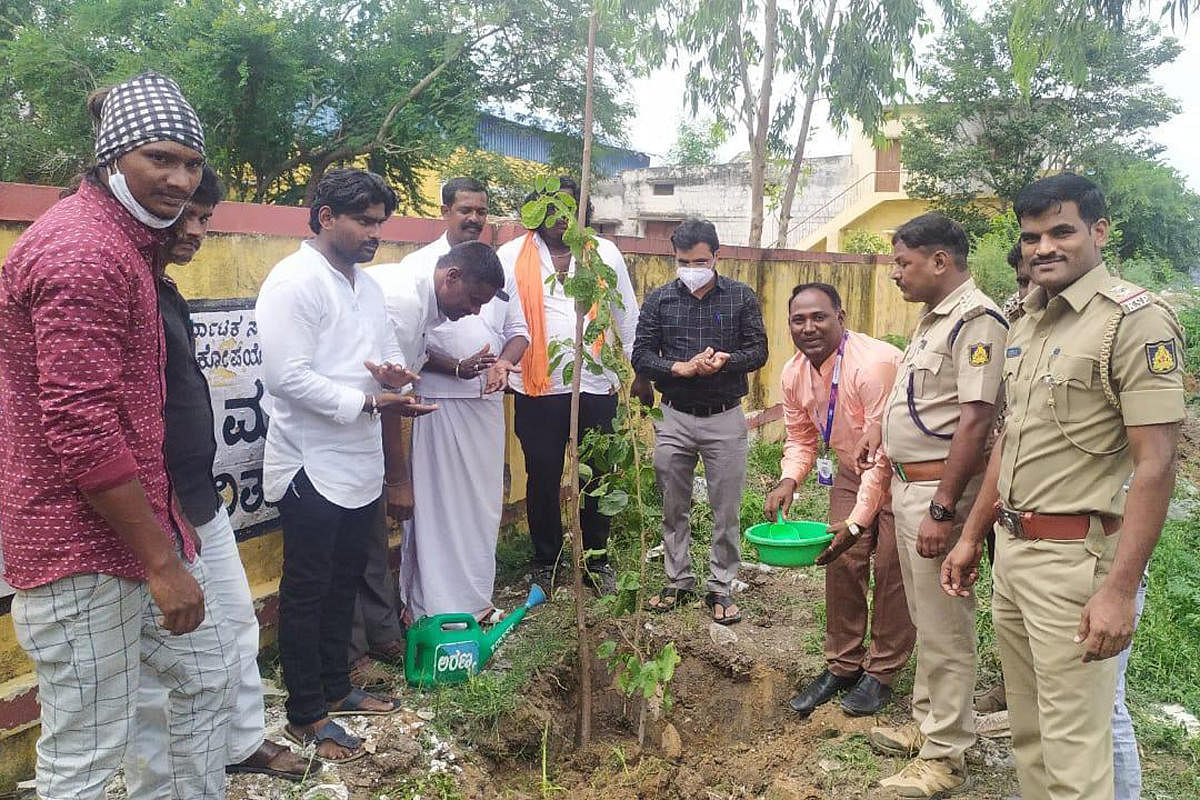 ಕವಿತಾಳ ಪೊಲೀಸ್‍ ಠಾಣೆ ಆವರಣದಲ್ಲಿ ಮಂಗಳವಾರ ಸಸಿ ನೆಟ್ಟು, ನೀರುಣಿಸಲಾಯಿತು