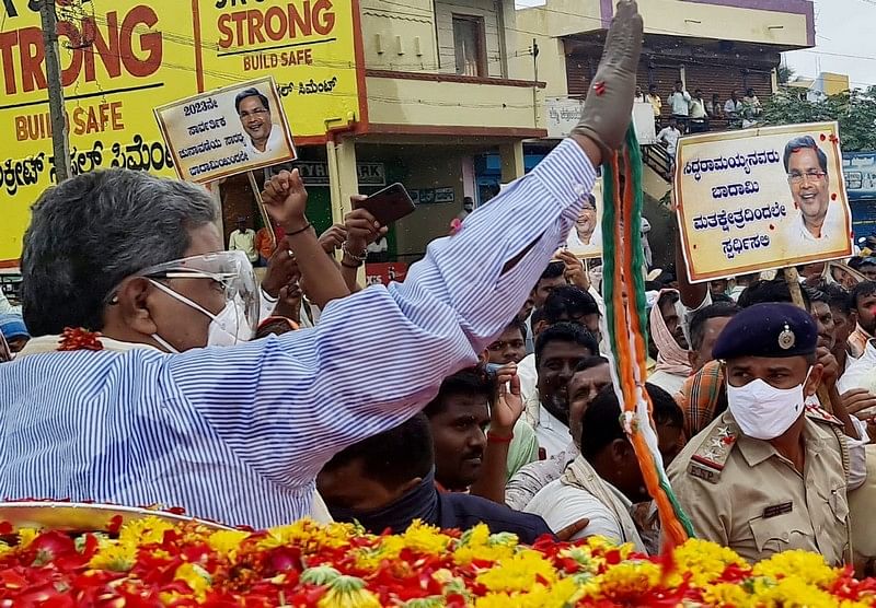 ಸಿದ್ದರಾಮಯ್ಯಗೆ ಪುಷ್ಪವೃಷ್ಟಿ ಮೂಲಕ ಅಭಿಮಾನಿಗಳಿಂದ ಭರ್ಜರಿ ಸ್ವಾಗತ