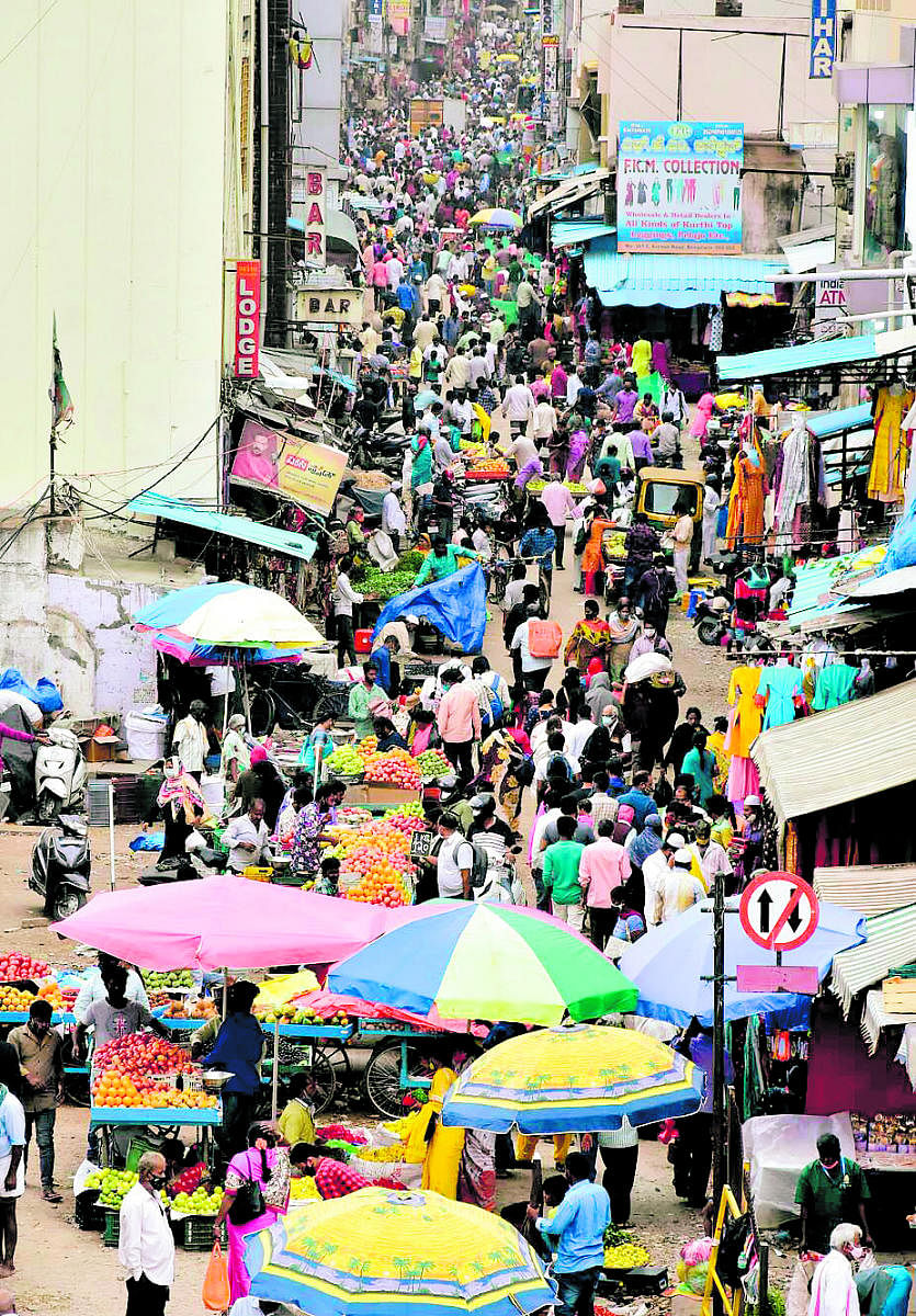 ಬೆಂಗಳೂರಿನ ಅವೆನ್ಯೂ ರಸ್ತೆಯಲ್ಲಿ ಜನರು ಸೋಮವಾರ ಖರೀದಿಗಾಗಿ ಅಂತರ ಮರೆತು ಸೇರಿದ್ದರು –-ಪ್ರಜಾವಾಣಿ ಚಿತ್ರ