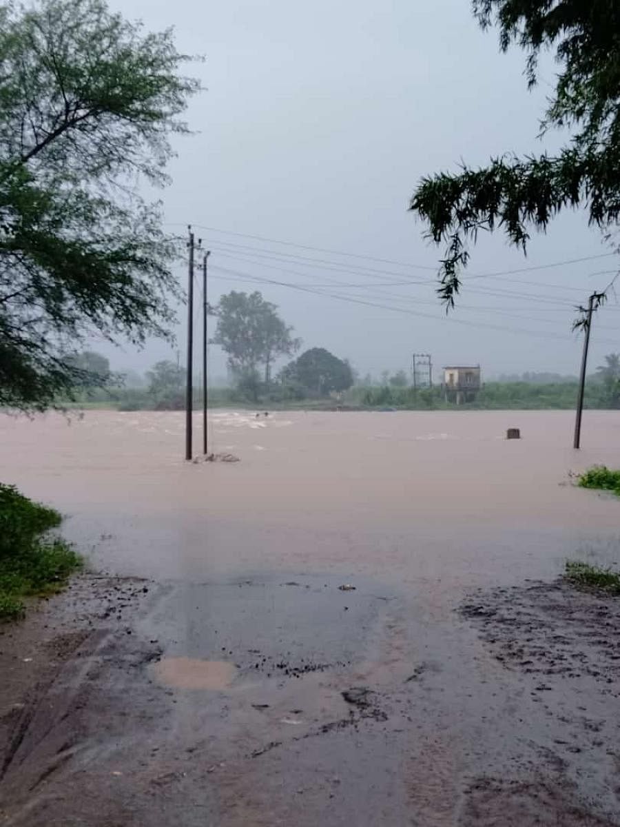 ಸತತವಾಗಿ ಸುರಿಯುತ್ತಿರುವ ಭಾರಿ ಮಳೆಯಿಂದಾ ತಾಲೂಕಿನ ಅಕ್ಕೋಳ-ಸಿದ್ನಾಳ ಸೆತುವೆ ಜಲಾವೃತಗೂಂಡಿದೆ.