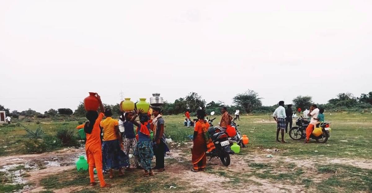 ಸಾವೂರ ಗ್ರಾಮದ ಜನರು ದೊಡ್ಡಪ್ಪ ತಾತನ ಗುಡಿಯ ಹತ್ತಿರದ ಕೈಪಂಪ್‌ನಿಂದ ನೀರು ತೆಗೆದುಕೊಂಡು ಹೋಗುತ್ತಿರುವುದು