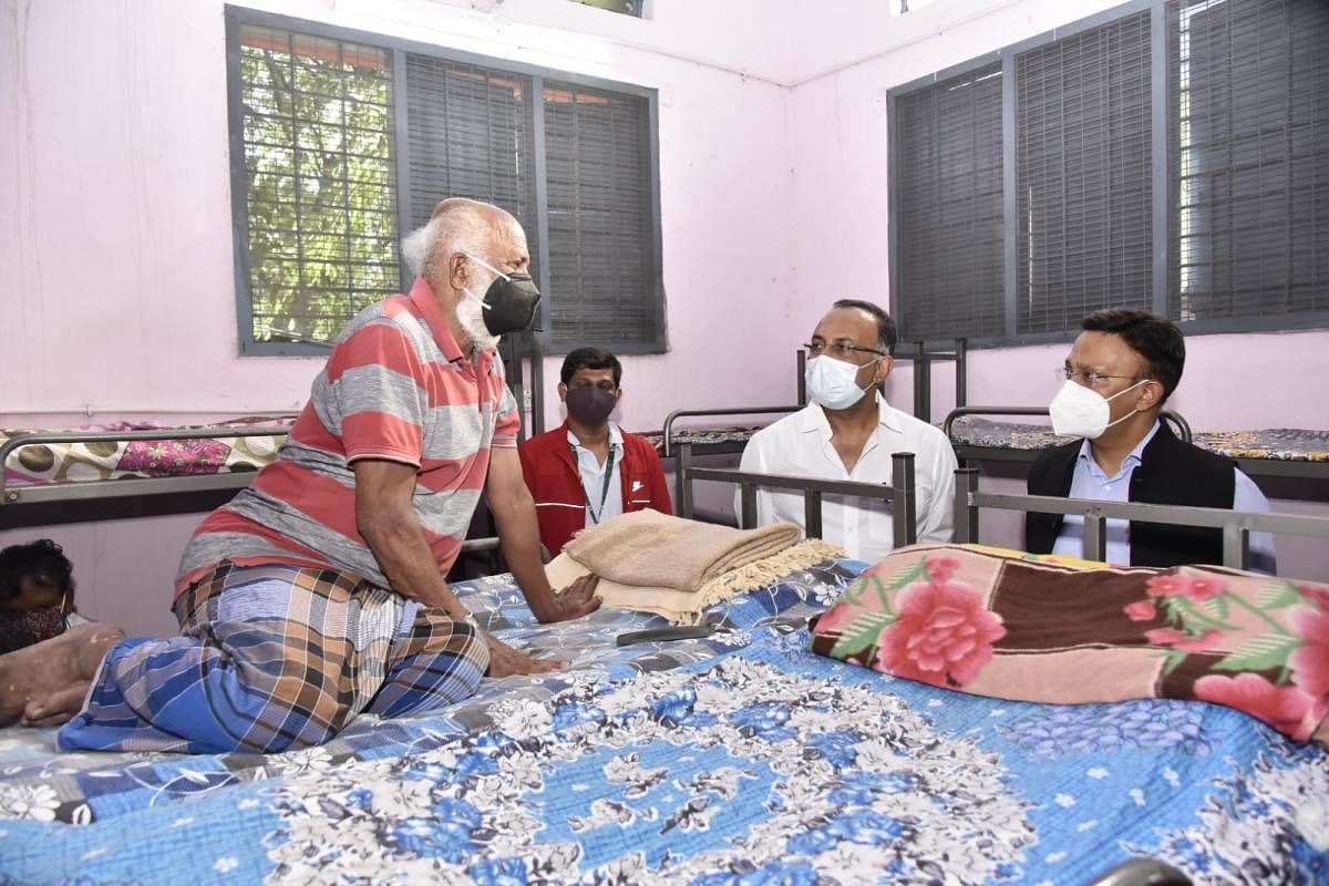 ಗೂಡ್‌ಶೆಡ್‌ ರಸ್ತೆ ಬಳಿಯ ಆಶ್ರಯ ಕೇಂದ್ರದಲ್ಲಿ ಉಳಿದುಕೊಂಡಿರುವ ವಸತಿರಹಿತರೊಬ್ಬರ ಯೋಗಕ್ಷೇಮವನ್ನು ಗೌರವ್‌ ಗುಪ್ತ ವಿಚಾರಿಸಿದರು. ದಿನೇಶ್‌ ಗುಂಡೂರಾವ್‌ ಇದ್ದಾರೆ