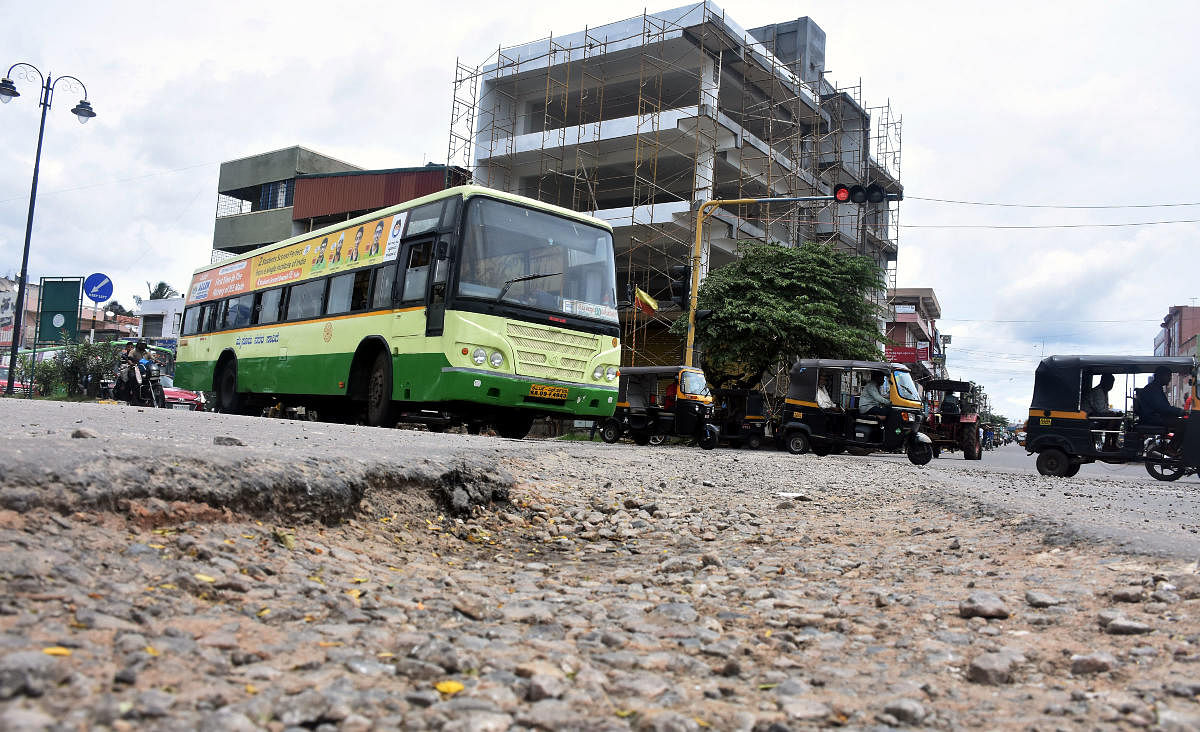 ಟೆರಿಷಿಯನ್ ಕಾಲೇಜು ರಸ್ತೆಯಲ್ಲಿ ದೊಡ್ಡ ಗುಂಡಿ ಬಿದ್ದಿರುವುದು