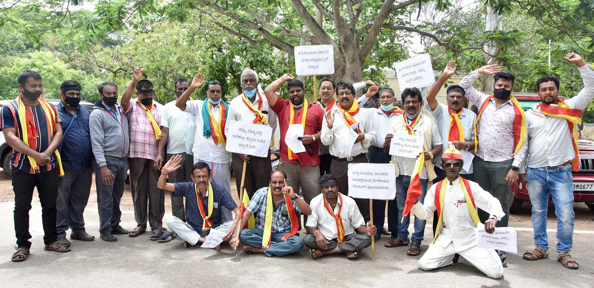 ಮೇಕೆದಾಟು ಅಣೆಕಟ್ಟು ಯೋಜನೆಯನ್ನು ವಿರೋಧಿಸುತ್ತಿರುವ ತಮಿಳುನಾಡು ಸರ್ಕಾರದ ವಿರುದ್ಧ ಕರ್ನಾಟಕ ಸೇನಾ ಪಡೆ ಕಾರ್ಯಕರ್ತರು ಜಿಲ್ಲಾಧಿಕಾರಿ ಕಚೇರಿ ಎದುರು ಗುರುವಾರ ಪ್ರತಿಭಟನೆ ನಡೆಸಿದರು