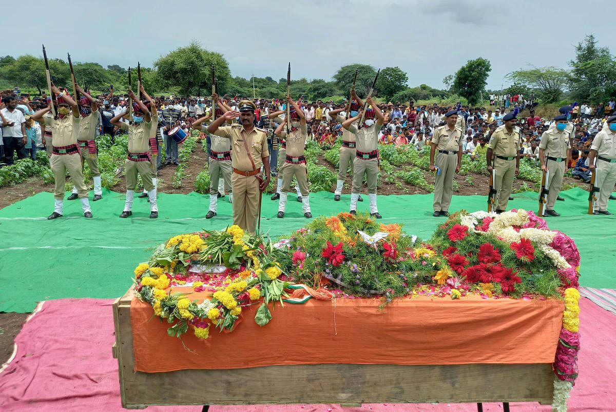 ಪೊಲೀಸರು ಗಾಳಿಯಲ್ಲಿ ಗುಂಡು ಹಾರಿಸಿ ಹುತಾತ್ಮ ಯೊಧನೆಗೆ ಗೌರವ ಸಲ್ಲಿಸಿದರು