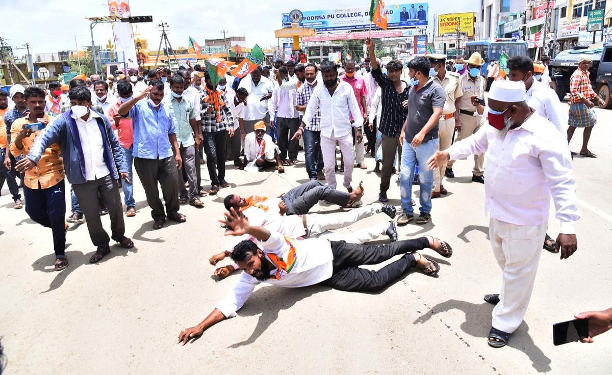 ಶಾಸಕ ನೆಹರು ಓಲೇಕಾರ ಅವರಿಗೆ ಸಚಿವ ಸ್ಥಾನ ಕೈತಪ್ಪಿದ ಹಿನ್ನೆಲೆಯಲ್ಲಿ, ಹಾವೇರಿ ನಗರದ ಹೊಸಮನಿ ಸಿದ್ದಪ್ಪ ವೃತ್ತದಲ್ಲಿ ಬುಧವಾರ ಬಿಜೆಪಿ ಕಾರ್ಯಕರ್ತರು ಉರುಳು ಸೇವೆ ಮಾಡಿ ಆಕ್ರೋಶ ಹೊರಹಾಕಿದರು –ಪ್ರಜಾವಾಣಿ ಚಿತ್ರ