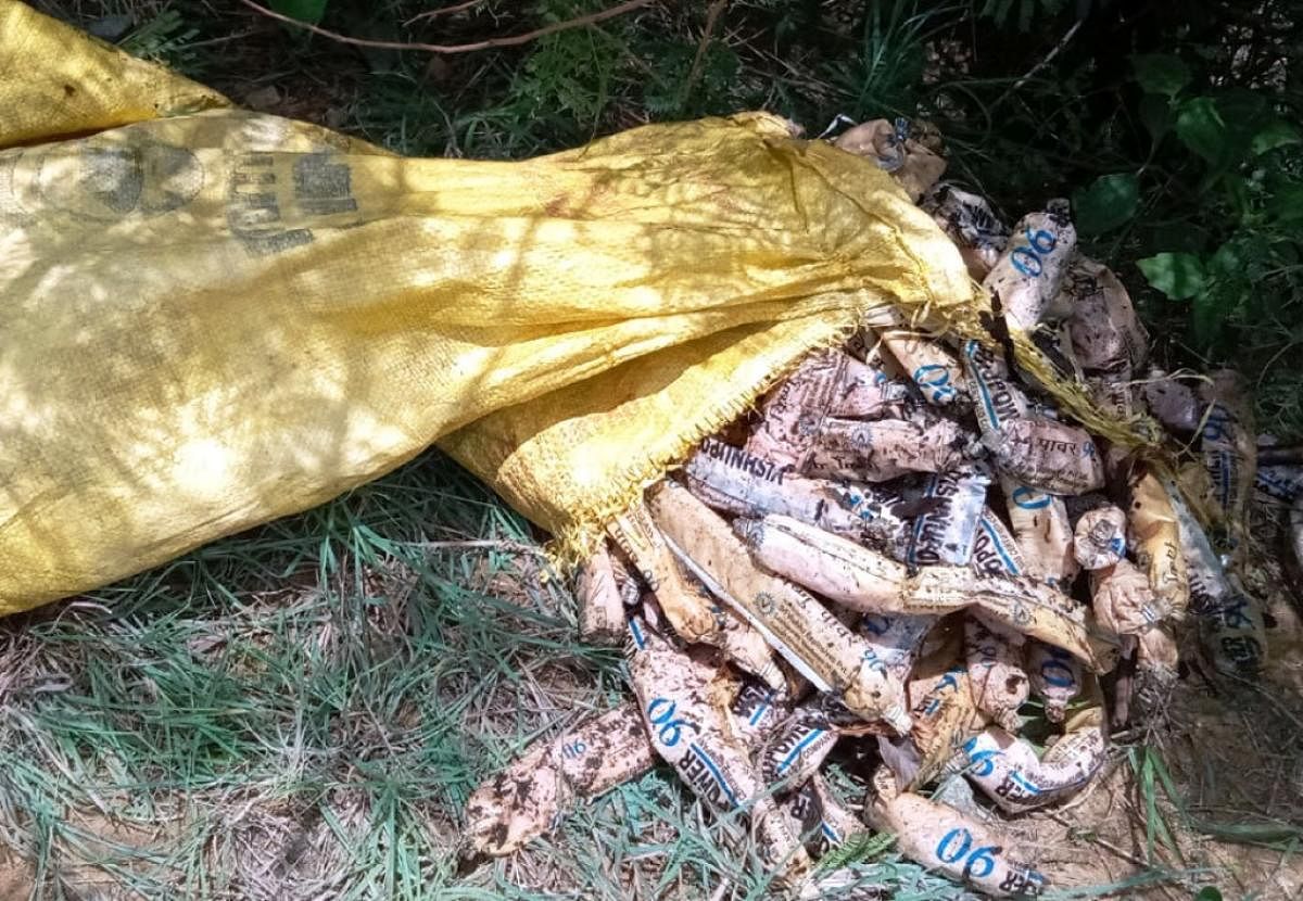 ಪಾಂಡವಪುರ ತಾಲ್ಲೂಕಿನ ಬೇಬಿಬೆಟ್ಟದ ಗಣಿಗಾರಿಕೆ ಪ್ರದೇಶದಲ್ಲಿ ಸ್ಫೋಟಕ ವಸ್ತುಗಳು ಪತ್ತೆಯಾಗಿರುವುದು
