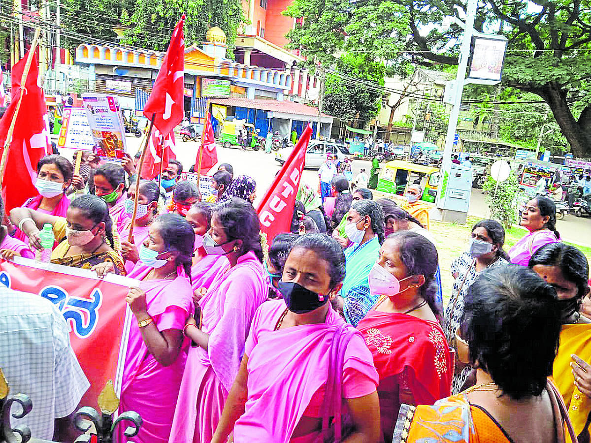 ಅಂಗನವಾಡಿ, ಆಶಾ ಕಾರ್ಯಕರ್ತೆಯರು ಪ್ರತಿಭಟನೆ ನಡೆಸಿದರು