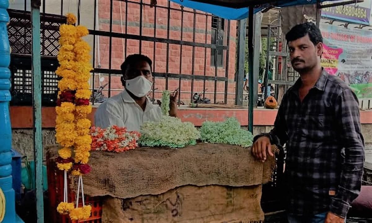 ಸುರಪುರದ ಬಸ್‍ನಿಲ್ದಾಣ ರಸ್ತೆಯಲ್ಲಿ ಗುರುವಾರ ವ್ಯಾಪಾರಿಯೊಬ್ಬ ಹೂ ಮಾರುತ್ತಿರುವುದು
