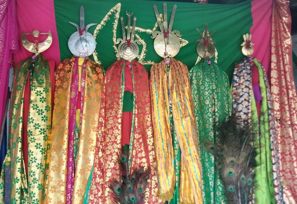 ಅಳವಂಡಿ ಸಮೀಪದ ಮುರ್ಲಾಪುರ ಗ್ರಾಮದ ಮಸೀದಿಯಲ್ಲಿ ಪ್ರತಿಪಾಷ್ಠಿಸಿದ ಅಲಾಯಿ ದೇವರುಗಳು