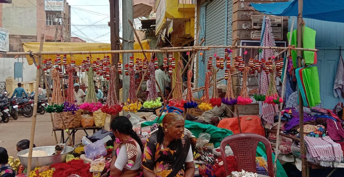 ಮೊಹರಂ ಸಂದರ್ಭದಲ್ಲಿ ಜೋರು ವ್ಯಾಪಾರ ಇರುತ್ತಿದ್ದ ನರಗುಂದದಲ್ಲಿ ಬುಧವಾರ ವಹಿವಾಟು ನೀರಸವಾಗಿತ್ತು
