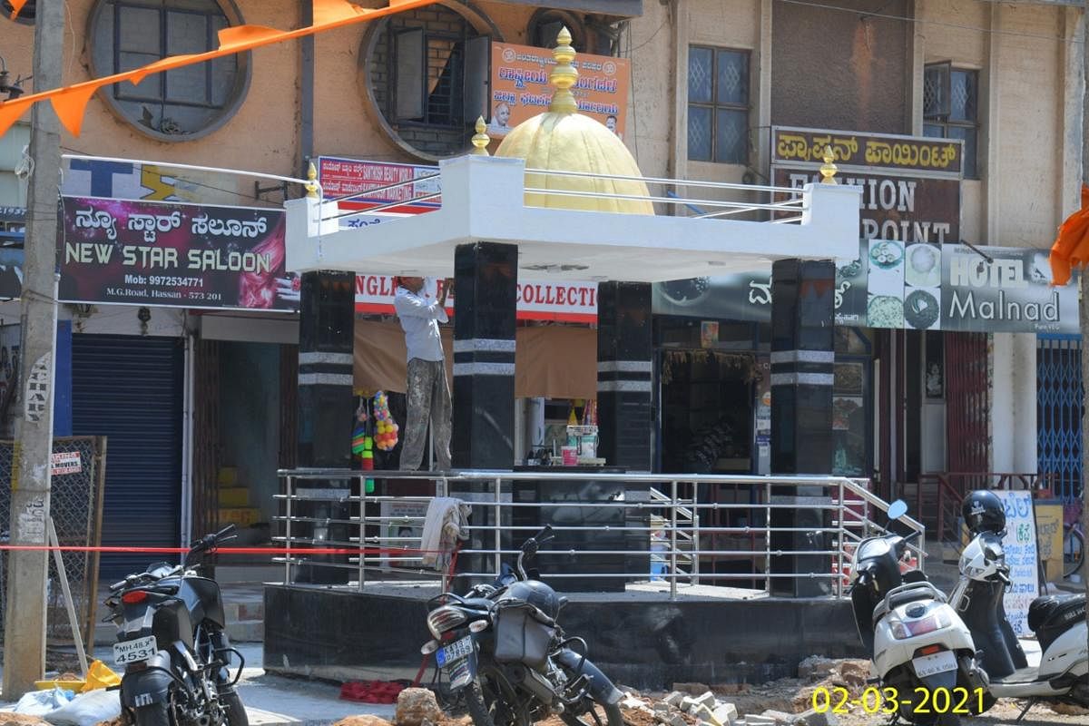 ಹಾಸನದ ಎಂ.ಜಿ ರಸ್ತೆಯಲ್ಲಿ ನಿರ್ಮಿಸಿದ್ದ ಕಟ್ಟಡ.