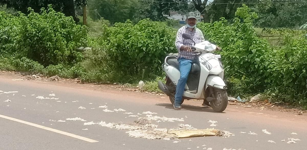 ಆನವಟ್ಟಿಯಿಂದ ಕೋಟಿಪುರಕ್ಕೆ ಹೋಗುವ ರಾಜ್ಯ ಹೆದ್ದಾರಿ ಮೇಲೆ ಹಾಕಿರುವ ಕೋಳಿ ಪುಕ್ಕ ಹಾಗೂ ಕಲ್ಮಶ (ಎಡಚಿತ್ರ). ಕುಬಟೂರಿನ ದೊಡ್ಡ ಕೆರೆ ಏರಿ ಮೇಲೆ ಹಾಕಿರುವ ಕಸದ ರಾಶಿ