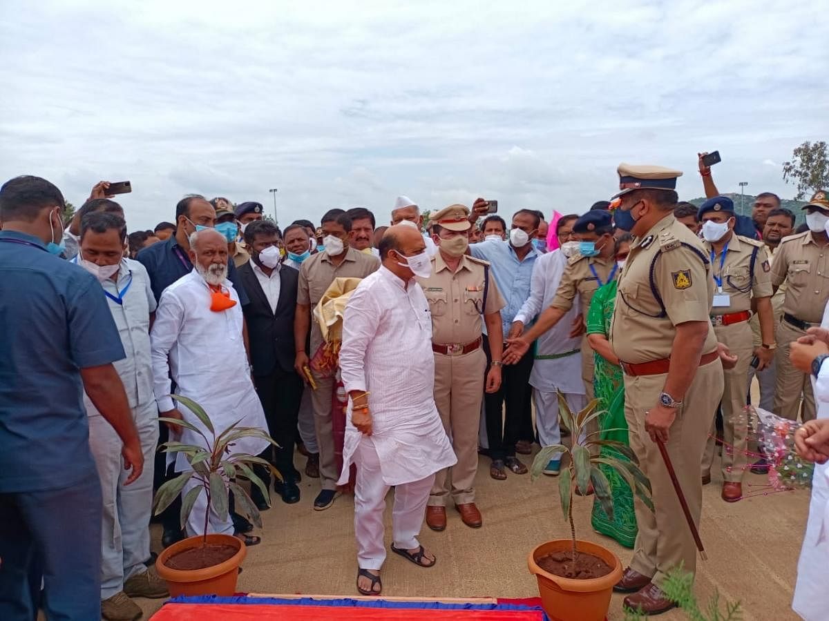 ವಿಜಯಪುರ ಜಿಲ್ಲಾ ಪೊಲೀಸ್‌ ಇಲಾಖೆಯಿಂದ ಆಲಮಟ್ಟಿಯಲ್ಲಿ ಶನಿವಾರ ಗೌರವ ವಂದನೆ ಆಯೋಜಿಸಿದ್ದಕ್ಕೆ ಮುಖ್ಯಮಂತ್ರಿ ಬಸವರಾಜ ಬೊಮ್ಮಾಯಿ ಅವರು ಬೆಳಗಾವಿ ಉತ್ತರ ವಲಯ ಐಜಿಪಿ ಸತೀಶ ಕುಮಾರ್‌ ಅವರನ್ನು ತರಾಟೆಗೆ ತೆಗೆದುಕೊಂಡರು