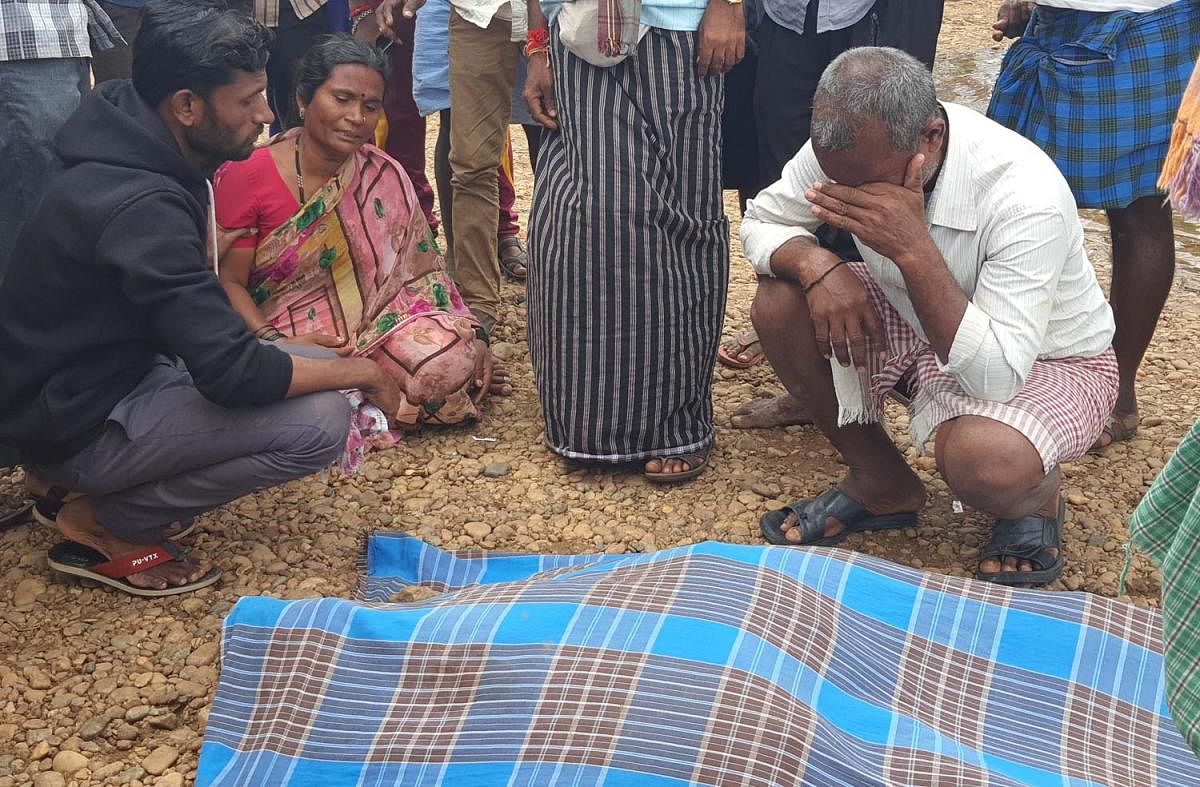 ಮೃತ ಯುವಕರ ಕುಟುಂಬದವರು ಶವದ ಎದುರು ರೋಧಿಸಿದರು