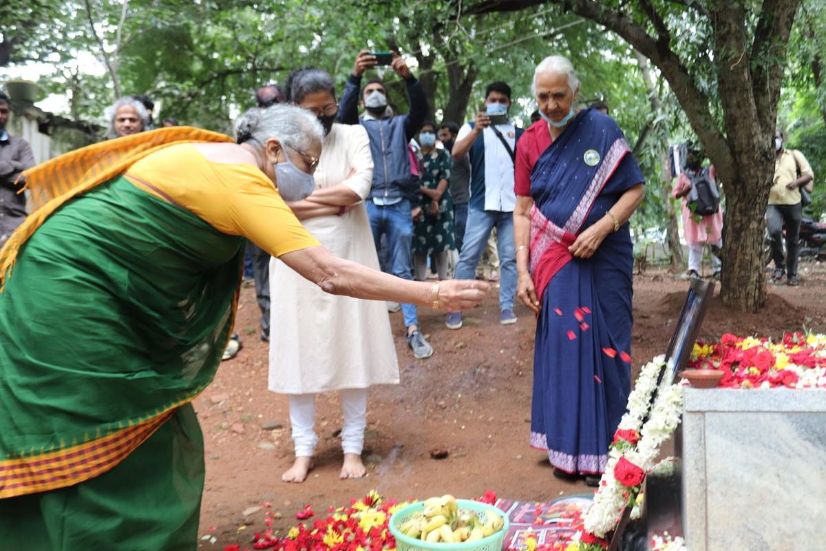 ಗೌರಿ ಅವರ ಭಾವಚಿತ್ರಕ್ಕೆ ಇಂದಿರಾ ಲಂಕೇಶ್‌ ಪುಷ್ಪ ನಮನ ಸಲ್ಲಿಸಿದರು. ಕವಿತಾ ಲಂಕೇಶ್‌ ಹಾಗೂ ಲೇಖಕಿ ಬಿ.ಟಿ.ಲಲಿತಾ ನಾಯ್ಕ್‌ ಇದ್ದರು.