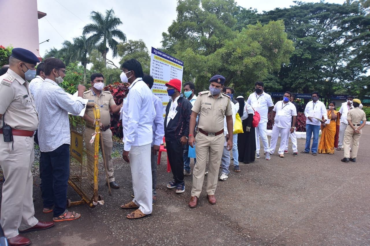 ಪಾಲಿಕೆ ಚುನಾವಣೆಯ ಮತ ಎಣಿಕೆ ನಡೆಯಲಿರುವ ಧಾರವಾಡದ ಕೃಷಿ ವಿಶ್ವವಿದ್ಯಾಲಯದಲ್ಲಿ ಮಾಡಿರುವ ಪೊಲೀಸ್ ಬಂದೋಬಸ್ತ್. ಪ್ರಜಾವಾಣಿ ಚಿತ್ರಗಳು/ಗೋವಿಂದರಾಜ ಜವಳಿ