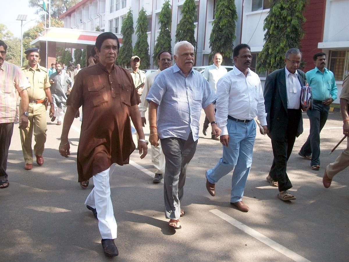 ಆಸ್ಕರ್ ಫರ್ನಾಂಡಿಸ್ ಅವರು 2013ರಲ್ಲಿ ಕಾರವಾರಕ್ಕೆ ಭೇಟಿ ನೀಡಿದ್ದ ಸಂದರ್ಭ. ಹಳಿಯಾಳ ಶಾಸಕ ಆರ್.ವಿ.ದೇಶಪಾಂಡೆ ಜೊತೆಗಿದ್ದಾರೆ.