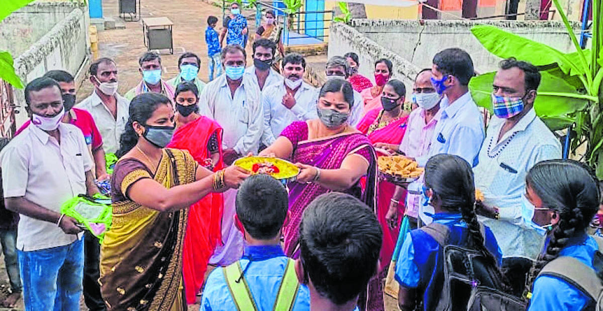 ಯಳಂದೂರು ತಾಲ್ಲೂಕಿನ ಕೆಸ್ತೂರು ಗ್ರಾಮದಲ್ಲಿ ಶಿಕ್ಷಕಿಯರು ಮಕ್ಕಳಿಗೆ ಆರತಿ ಬೆಳಗಿ ಶಾಲೆಗೆ ಸ್ವಾಗತಿಸಿದರು