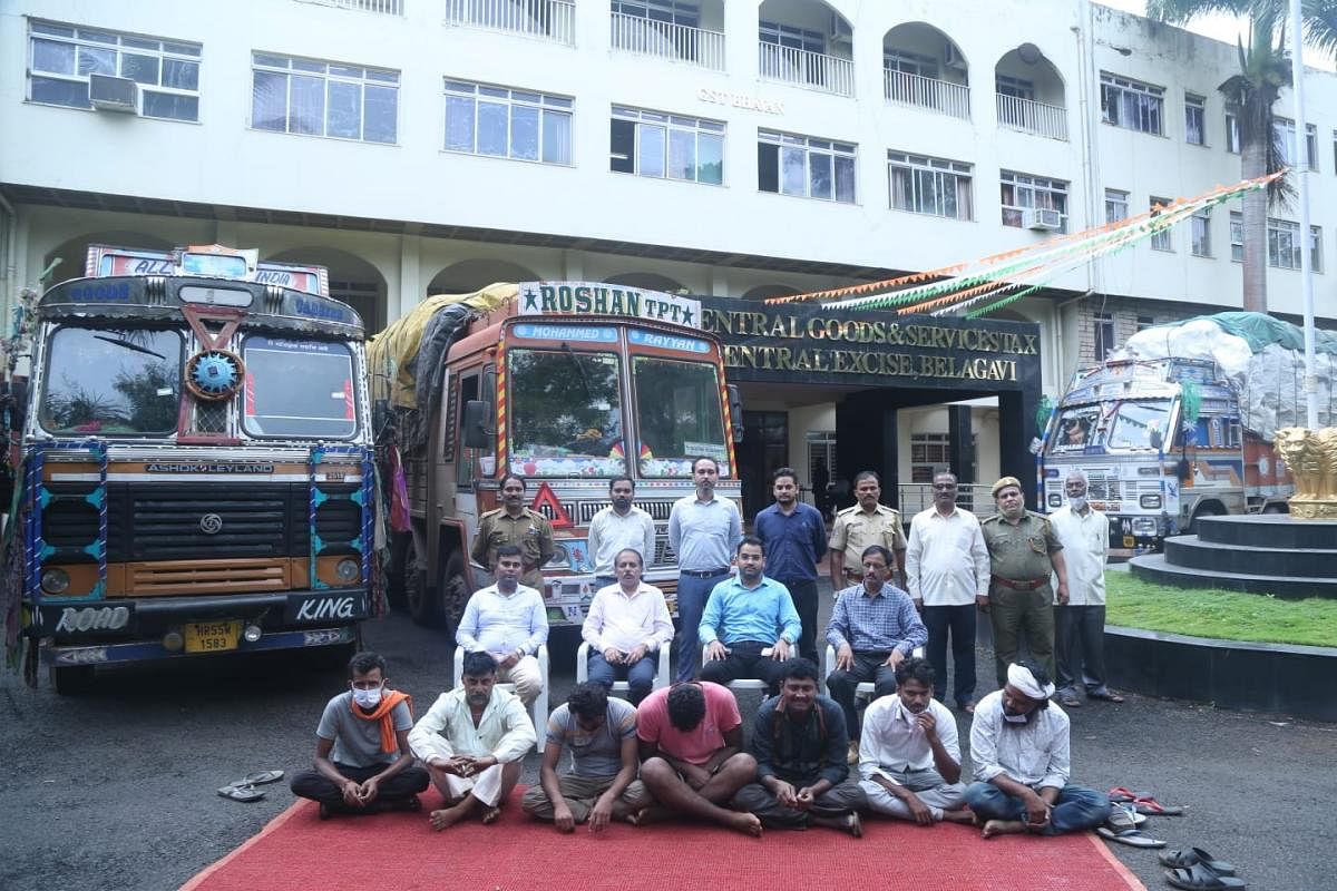 ಜಿಎಸ್‌ಟಿ ಪಾವತಿಸದೆ ಅಡಿಕೆಯನ್ನು ಸಾಗಿಸುತ್ತಿದ್ದ ವಾಹನಗಳು ಹಾಗೂ ಚಾಲಕರನ್ನು ಬೆಳವಾವಿಯ ಜಿಎಸ್‌ಟಿ ಅಧಿಕಾರಿಗಳು ಮಂಗಳವಾರ ವಶಕ್ಕೆ ಪಡೆದಿದ್ದಾರೆ