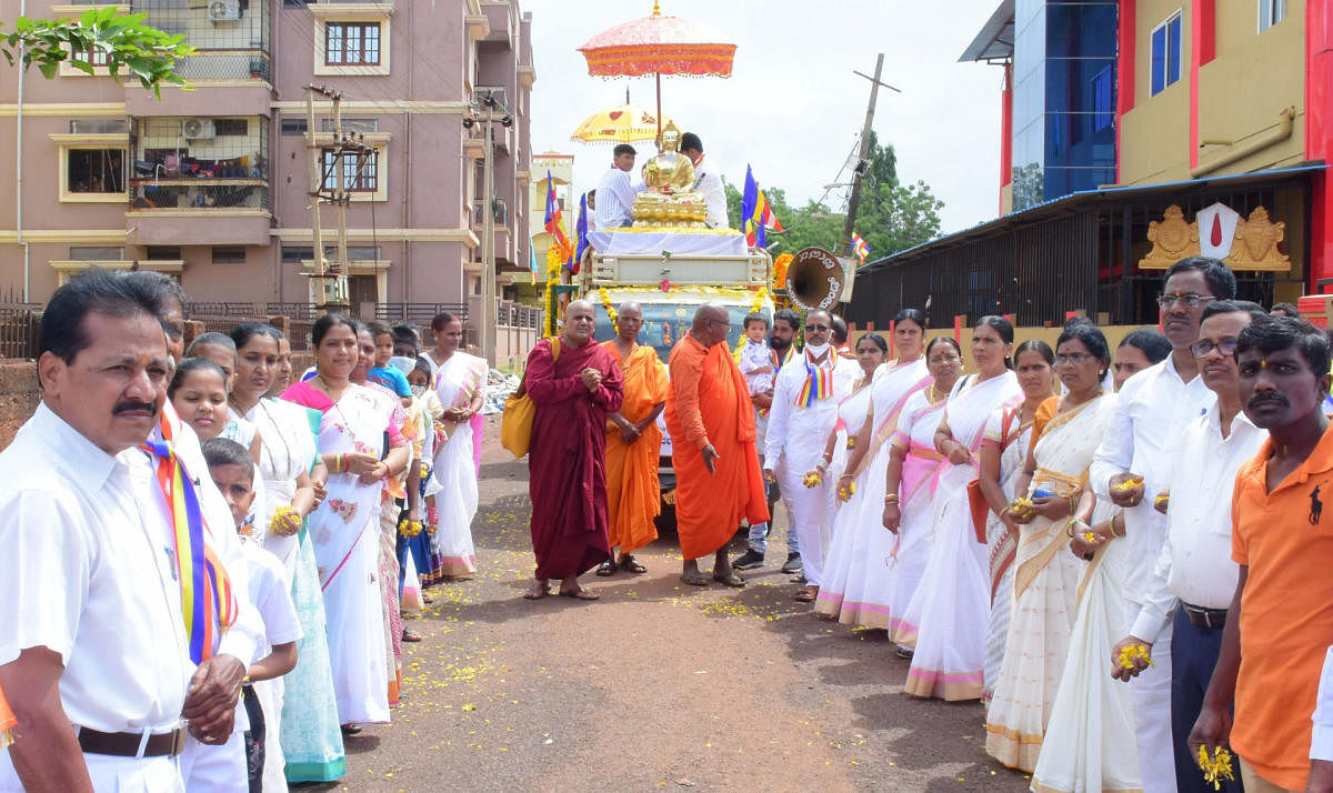 ಬೀದರ್‌ನ ಬ್ಯಾಂಕ್‌ ಕಾಲೊನಿಯ ಸಿದ್ಧಾರ್ಥ ಬೌದ್ಧ ವಿಹಾರದ ಬುದ್ಧನ ಮೂರ್ತಿ ಸ್ಥಾಪನೆಗೆ ಪ್ರತಿಮೆಯನ್ನು ಮೆರವಣಿಗೆಯಲ್ಲಿ ತರಲಾಯಿತು