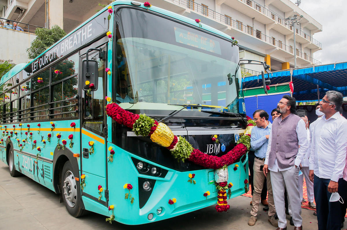 ಕೆಂಗೇರಿ ಬಿಎಂಟಿಸಿ ಘಟಕದಲ್ಲಿ ಎಲೆಕ್ಟ್ರಿಕ್ ಬಸ್ ವೀಕ್ಷಿಸಿದ ಸಾರಿಗೆ ಸಚಿವ ಬಿ. ಶ್ರೀರಾಮುಲು. ಬಿಎಂಟಿಸಿ ಅಧ್ಯಕ್ಷ ಎನ್‌.ಎಸ್‌. ನಂದೀಶ್‌ ರೆಡ್ಡಿ, ಸಾರಿಗೆ ಇಲಾಖೆ ಪ್ರಧಾನ ಕಾರ್ಯದರ್ಶಿ ರಾಜೇಂದರ್ ಕುಮಾರ್ ಕಟಾರಿಯಾ ಇದ್ದರು –ಪ್ರಜಾವಾಣಿ ಚಿತ್ರ