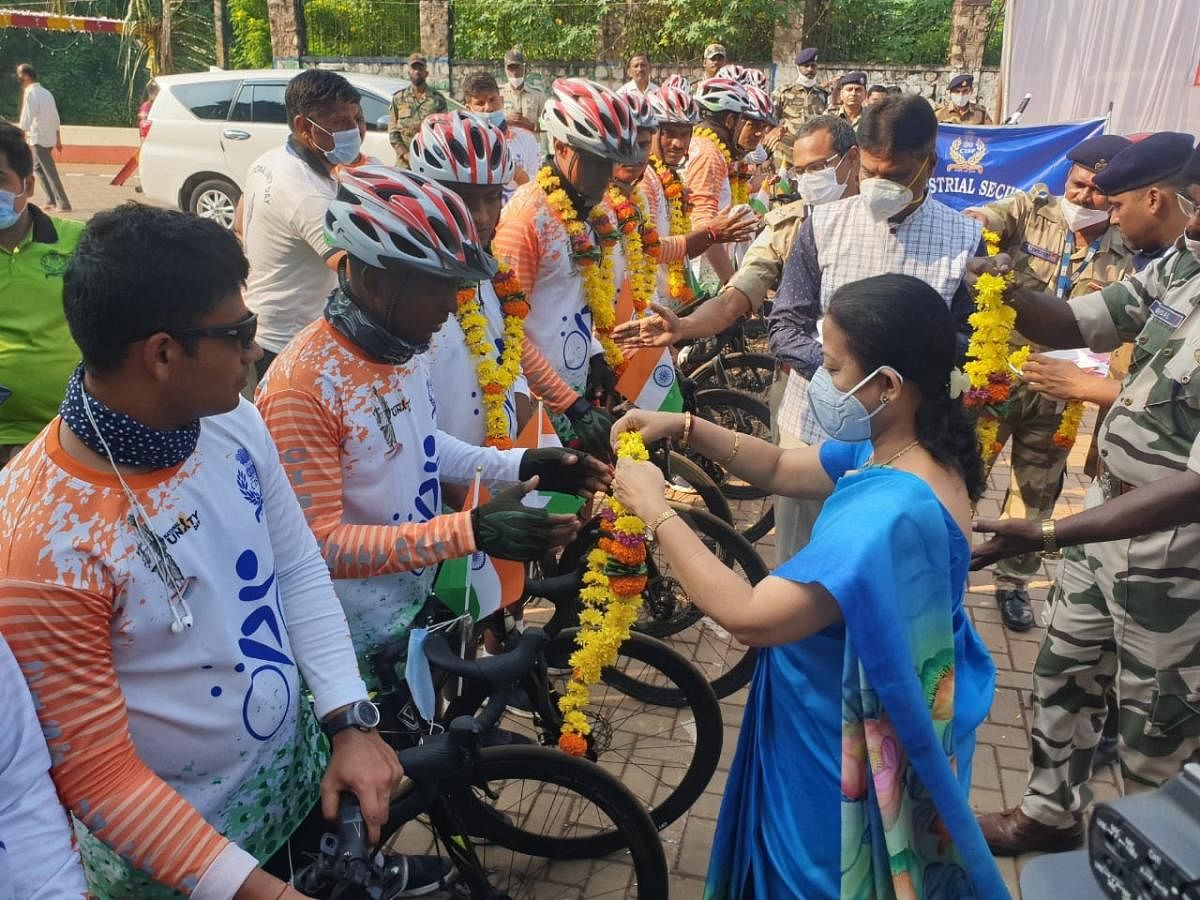 ಗೋವಾ ಸಿಎಸ್ಐಎಫ್ ಘಟಕದಿಂದ ಬೆಳಗಾವಿಗೆ ಗುರುವಾರ ಬಂದಿದ್ದ ಸೈಕಲ್ ರ್‍ಯಾಲಿಯಲ್ಲಿ ಪಾಲ್ಗೊಂಡಿದ್ದವರಿಗೆ ಸಂಸದೆ ಮಂಗಲಾ ಅಂಗಡಿ ಹೂಮಾಲೆ ಹಾಕಿ ಶುಭ ಕೋರಿದರು. ಜಿಲ್ಲಾಧಿಕಾರಿ ಎಂ.ಜಿ. ಹಿರೇಮಠ, ನಗರ ಪೊಲೀಸ್ ಆಯುಕ್ತ ತ್ಯಾಗರಾಜನ್ ಇದ್ದಾರೆ