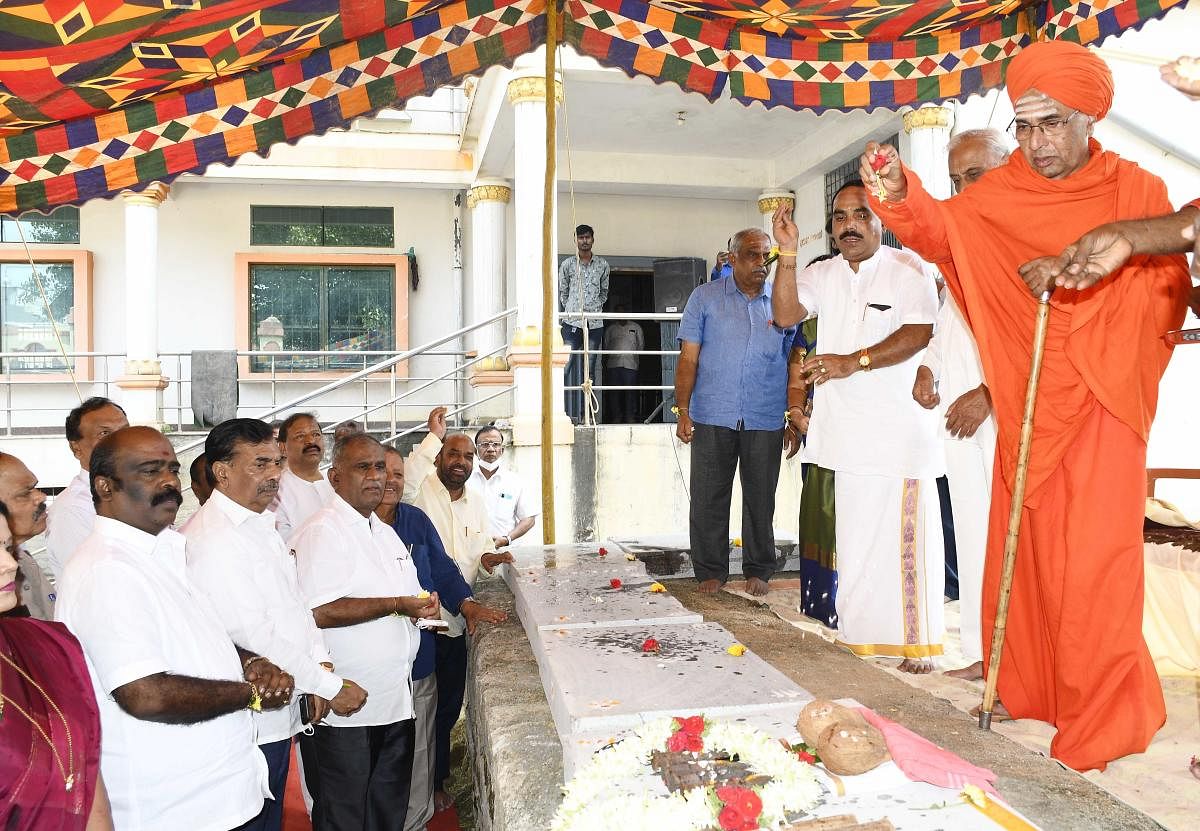 ಶಿವಮೊಗ್ಗದ ಬೆಕ್ಕಿನ ಕಲ್ಮಠ ಆವರಣದಲ್ಲಿ ಶುಕ್ರವಾರ ಹಮ್ಮಿಕೊಂಡಿದ್ದ ಗುರುಬಸವ ಸ್ವಾಮೀಜಿ ಅವರ ಶಿಲಾ ಮಂಟಪ ಹಾಗೂ ಶಿವಾಲಯ ನಿರ್ಮಾಣ ಕಾರ್ಯಕ್ಕೆ ಮಲ್ಲಿಕಾರ್ಜುನ ಮುರುಘರಾಜೇಂದ್ರ ಸ್ವಾಮೀಜಿ ಚಾಲನೆ ನೀಡಿದರು.