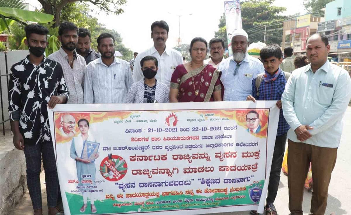 ವ್ಯಸನಮುಕ್ತ ರಾಜ್ಯ ಘೋಷಣೆಗೆ ಒತ್ತಾಯಿಸಿ ಎಚ್.ಸಿ. ಲಾವಣ್ಯಾ ಹಿರಿಯೂರಿನ ಸಾರ್ವಜನಿಕ ಆಸ್ಪತ್ರೆ ಮುಂಭಾಗದಿಂದ ಚಿತ್ರದುರ್ಗ ಜಿಲ್ಲಾಧಿಕಾರಿ ಕಚೇರಿಯವರೆಗೆ ಗುರುವಾರ ಆರಂಭಿಸಿದ ಎರಡು ದಿನಗಳ ಪಾದಯಾತ್ರೆಗೆ ನಗರಸಭಾ ಅಧ್ಯಕ್ಷೆ ಷಂಸುನ್ನೀಸಾ ಚಾಲನೆ ನೀಡಿದರು