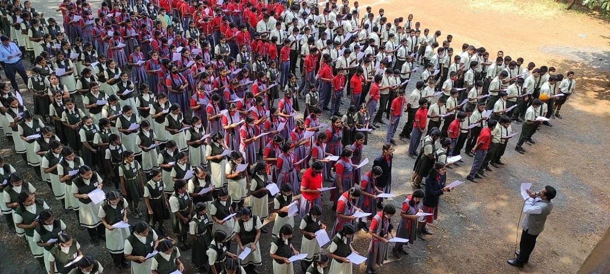 ಬೆಳಗಾವಿಲ್ಲಿ ಸಂಗೀತ ಶಿಕ್ಷಕ ವಿನಾಯಕ ಮೋರೆ ವಿದ್ಯಾರ್ಥಿಗಳಿಗೆ ಗಾಯನದ ಅಭ್ಯಾಸ ಮಾಡಿಸಿದರು