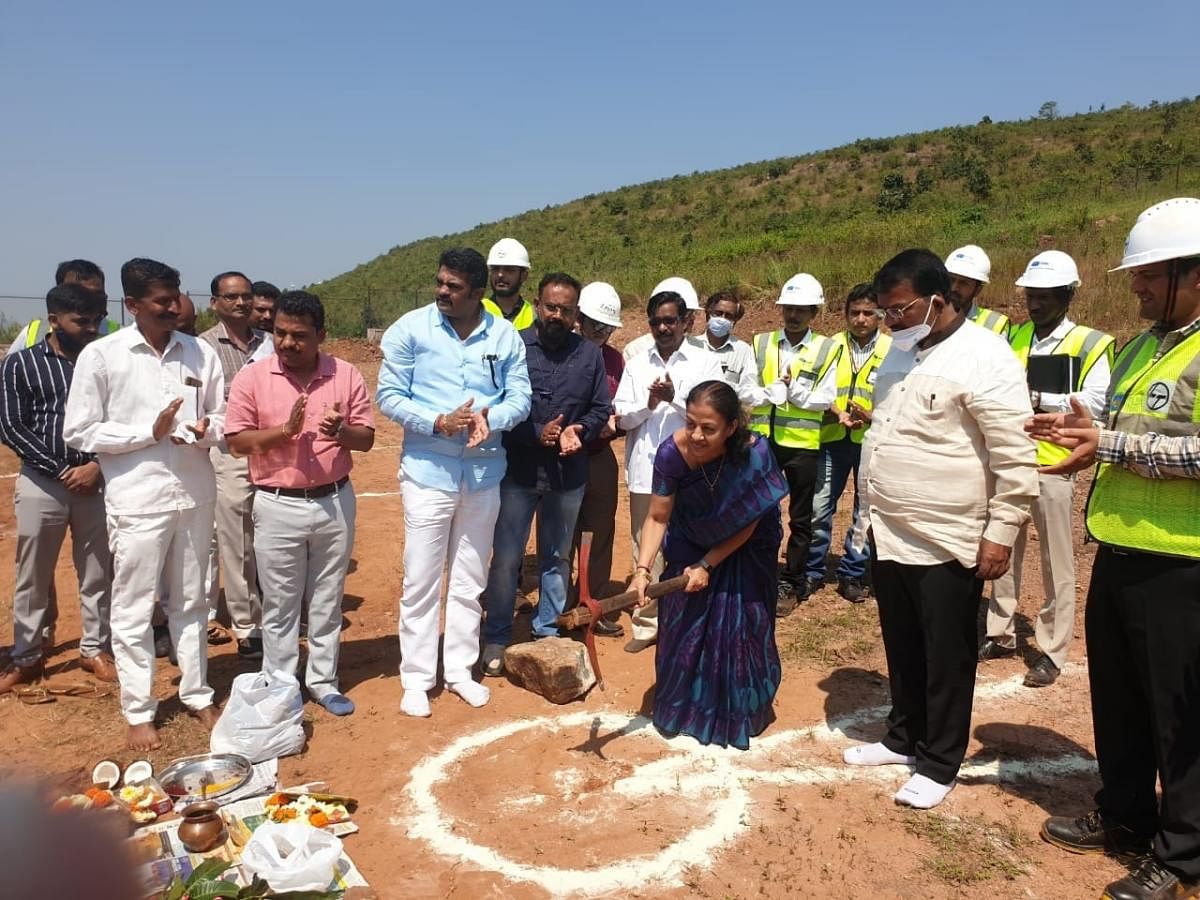 ಬೆಳಗಾವಿಯ ಬಸವನಕೊಳ್ಳದಲ್ಲಿ ನೀರು ಶುದ್ಧೀಕರಣ ಘಟಕ ನಿರ್ಮಾಣಕ್ಕೆ ಸಂಸದೆ ಮಂಗಲಾ ಅಂಗಡಿ ಬುಧವಾರ ಚಾಲನೆ ನೀಡಿದರು. ಶಾಸಕ ಅನಿಲ ಬೆನಕೆ, ಮುಖಂಡರು ಹಾಗೂ ಅಧಿಕಾರಿಗಳು ಇದ್ದಾರೆ