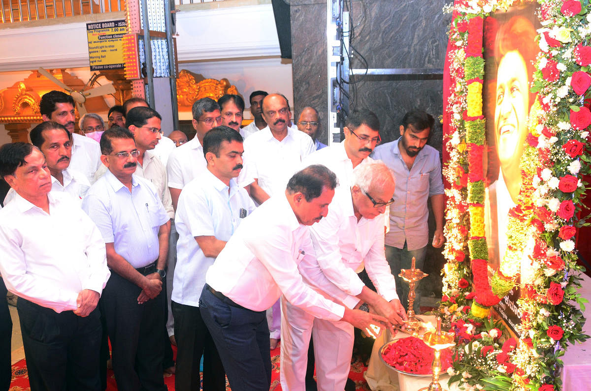 ಪುನೀತ್ ರಾಜ್‌ಕುಮಾರ್ ಭಾವಚಿತ್ರಕ್ಕೆ ಮಂಗಳವಾರ ಜನಾರ್ದನ ಪೂಜಾರಿ ಪುಷ್ಪನಮನ ಸಲ್ಲಿಸಿದರು.