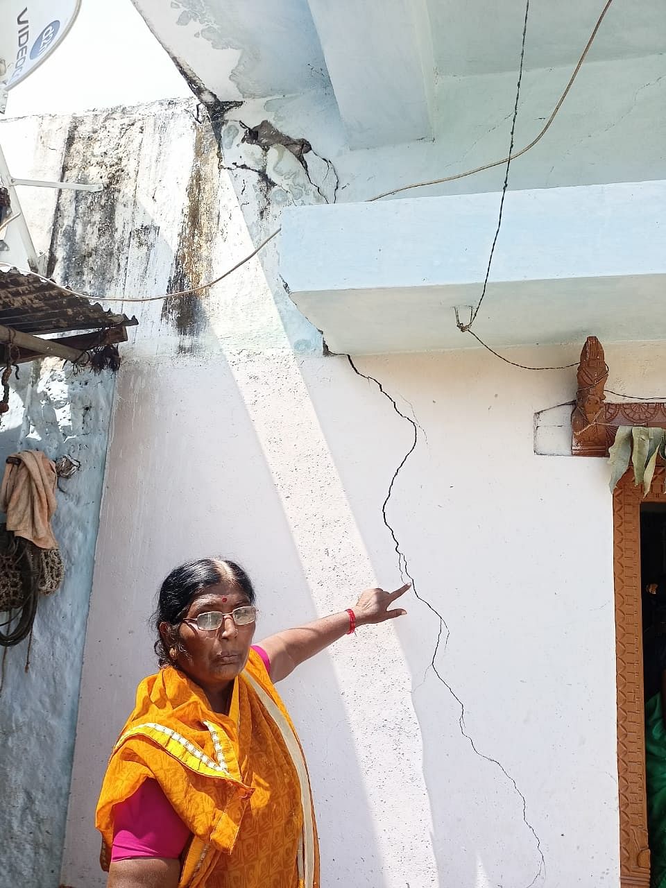 ಕಲಬುರಗಿ ಜಿಲ್ಲೆಯ ಗಡಿಕೇಶ್ವಾರದಲ್ಲಿ ಮನೆ ಬಿರುಕು ಬಿಟ್ಟಿದ್ದನ್ನು ತೋರಿಸಿದ ಮಹಿಳೆ