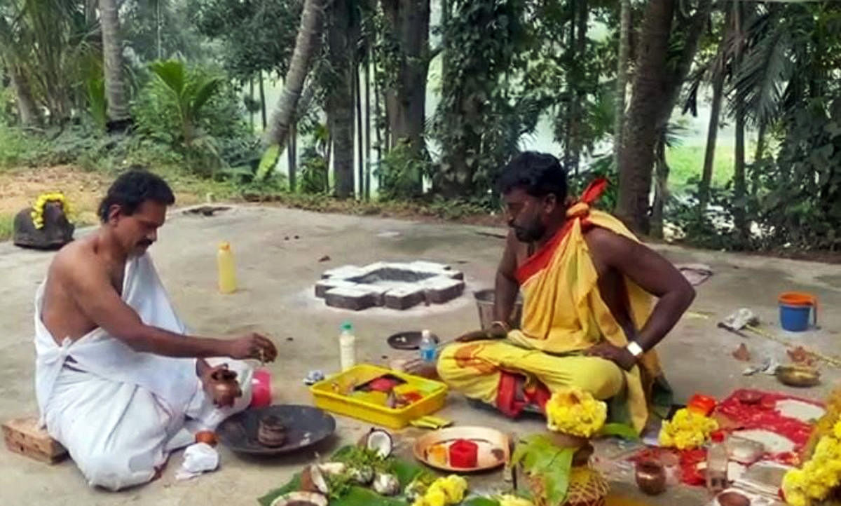 ಪುನೀತ್‌ ಅವರ ಹೆಸರಿನಲ್ಲಿ ನಟ ವಿನೋದ್‌ರಾಜ್‌ ಸೋಮವಾರ ಕಾವೇರಿ ನದಿಯಲ್ಲಿ ಪುಣ್ಯ ತಿಥಿಯ ಸಾಂಪ್ರದಾಯಿಕ ಪೂಜೆ ನೆರವೇರಿಸಿದರು