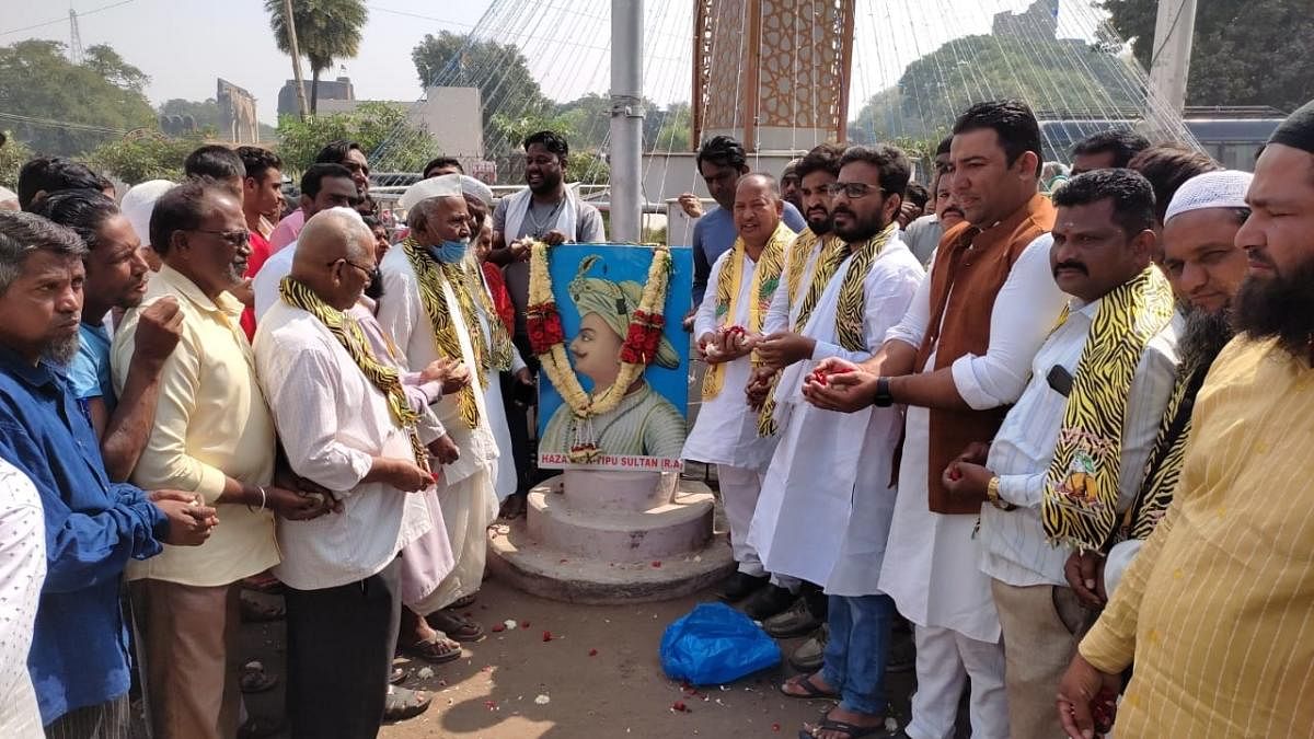 ವಿಜಯಪುರ ನಗರದ ಟಿಪ್ಪು ಸುಲ್ತಾನ್ ಸಂಘರ್ಷ ಸಮಿತಿಯಿಂದ ಬುಧವಾರ ಹಜರತ್ ಟಿಪ್ಪು ಸುಲ್ತಾನ್ ಜಯಂತಿಯನ್ನು ಟಿಪ್ಪು ಸುಲ್ತಾನ್ ವೃತ್ತದಲ್ಲಿ ಆಚರಿಸಲಾಯಿತು