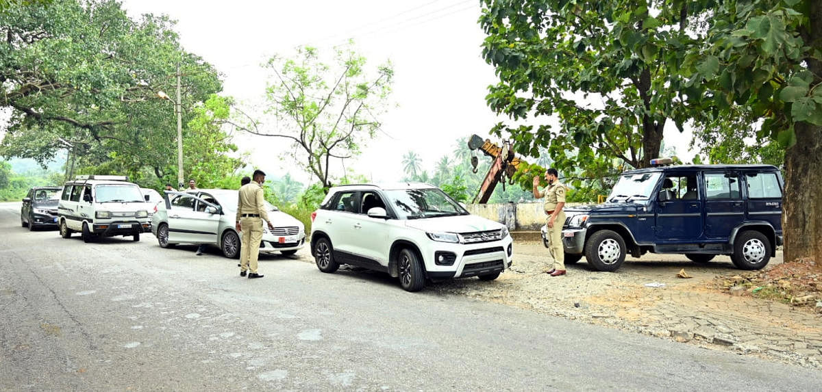 ‘ಸಾಗರ ಕವಚ’ ಅಣಕು ಕಾರ್ಯಾಚರಣೆ ಅಂಗವಾಗಿ ಕಾರವಾರದ ಬೈತಖೋಲ್‌ನಲ್ಲಿ ಪೊಲೀಸರು ಗುರುವಾರ ವಾಹನಗಳ ಪರಿಶೀಲನೆ ನಡೆಸಿದರು