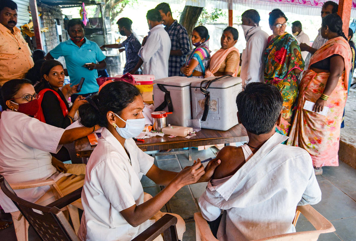 ಮಹಾರಾಷ್ಟ್ರದ ಕರಾಡ್‌ನಲ್ಲಿ ಆರೋಗ್ಯ ಕಾರ್ಯಕರ್ತರು ಕೋವಿಡ್‌ ಲಸಿಕೆ ಹಾಕುತ್ತಿರುವುದು