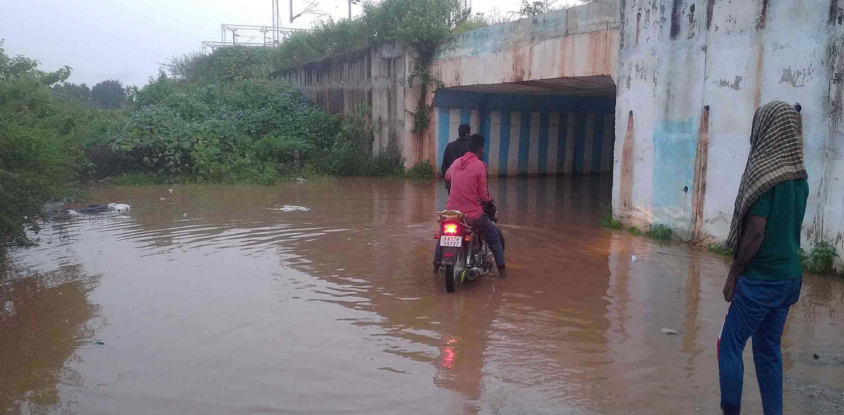 ಚಿಕ್ಕಜಾಜೂರಿನಲ್ಲಿ ರೈಲ್ವೆ ಅಂಡರ್‌ ಪಾಸ್‌ನಲ್ಲಿ ಮಳೆ ನೀರು ನಿಂತಿರುವುದು