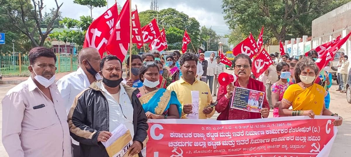 ಕಿಟ್‌ ಖರೀದಿಯಲ್ಲಿ ಆಗಿರುವ ಭ್ರಷ್ಟಾಚಾರದ ವಿರುದ್ಧ ತನಿಖೆ ನಡೆಸಲು ಮುಂದಾಗಬೇಕು ಎಂದು ಸರ್ಕಾರಕ್ಕೆ ಒತ್ತಾಯಿಸಿ ಸಿಐಟಿಯು, ಸಿಡಬ್ಲ್ಯೂಎಫ್‌ಐ ಜಿಲ್ಲಾ ಸಮಿತಿ ಕಾರ್ಯಕರ್ತರು ಚಿತ್ರದುರ್ಗದಲ್ಲಿ ಮಂಗಳವಾರ ಪ್ರತಿಭಟನೆ ನಡೆಸಿದರು.