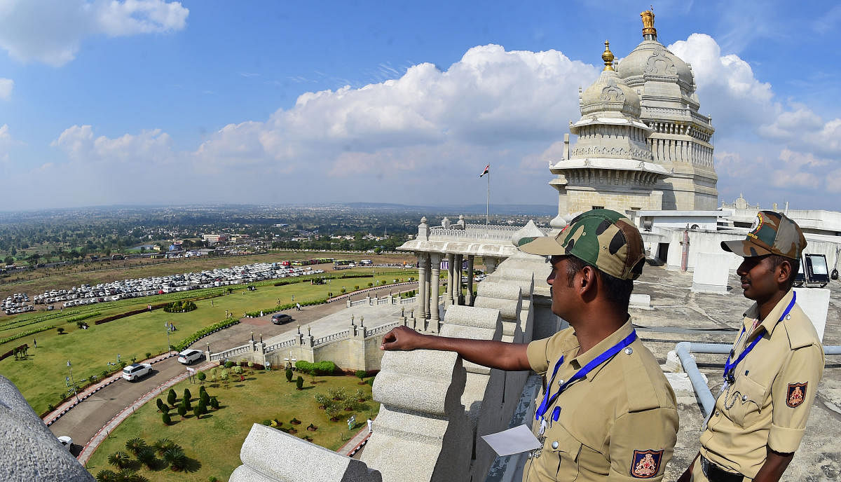 ಬೆಳಗಾವಿಯ ಸುವರ್ಣ ವಿಧಾನಸೌಧದಲ್ಲಿ ಸೋಮವಾರದಿಂದ ಆರಂಭವಾದ ಚಳಿಗಾಲದ ಅಧಿವೇಶನ ಸಂದರ್ಭದಲ್ಲಿ ಸುವರ್ಣ ವಿಧಾನಸೌಧದ ಸುತ್ತ ಪೊಲೀಸ್ ಬಿಗಿ ಬಂದೂಬಸ್ತ್ ಮಾಡಲಾಗಿದೆ -ಪ್ರಜಾವಾಣಿ ಚಿತ್ರ/ ರಂಜು ಪಿ