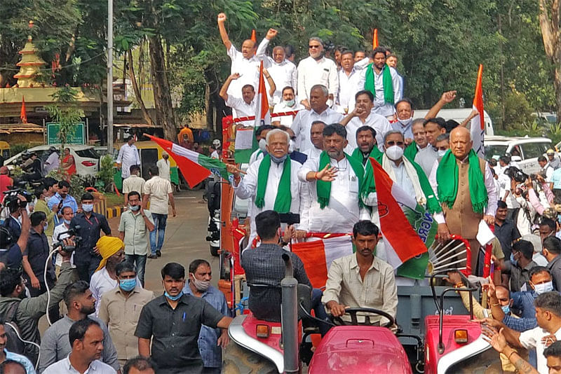 ಬೆಳಗಾವಿಯಲ್ಲಿ ಕಾಂಗ್ರೆಸ್‌ ನಾಯಕರ ಟ್ರ್ಯಾಕ್ಟರ್‌ ರ್‍ಯಾಲಿ