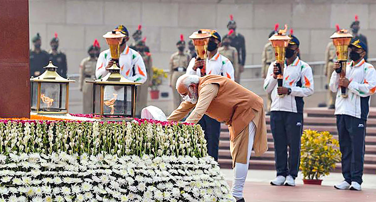 ವಿಜಯ್‌ ದಿವಸ್‌ ಆಚರಣೆ ಸಂದರ್ಭದಲ್ಲಿ ಗುರುವಾರ ಪ್ರಧಾನಿ ನರೇಂದ್ರ ಮೋದಿ ಅವರು ನವದೆಹಲಿಯಲ್ಲಿರುವ ರಾಷ್ಟ್ರೀಯ ಯುದ್ಧ ಸ್ಮಾರಕಕ್ಕೆ ಪುಷ್ಪನಮನ ಸಲ್ಲಿಸಿದರು –ಪಿಟಿಐ ಚಿತ್ರ