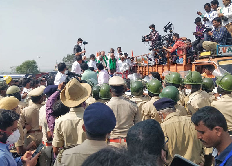 ಕಾಂಗ್ರೆಸ್ ಮುಖಂಡರನ್ನು ಪೊಲೀಸರು ಸುವರ್ಣ ವಿಧಾನಸೌಧದ ಪ್ರವೇಶ ದ್ವಾರದಲ್ಲಿ ತಡೆದಿದ್ದಾರೆ