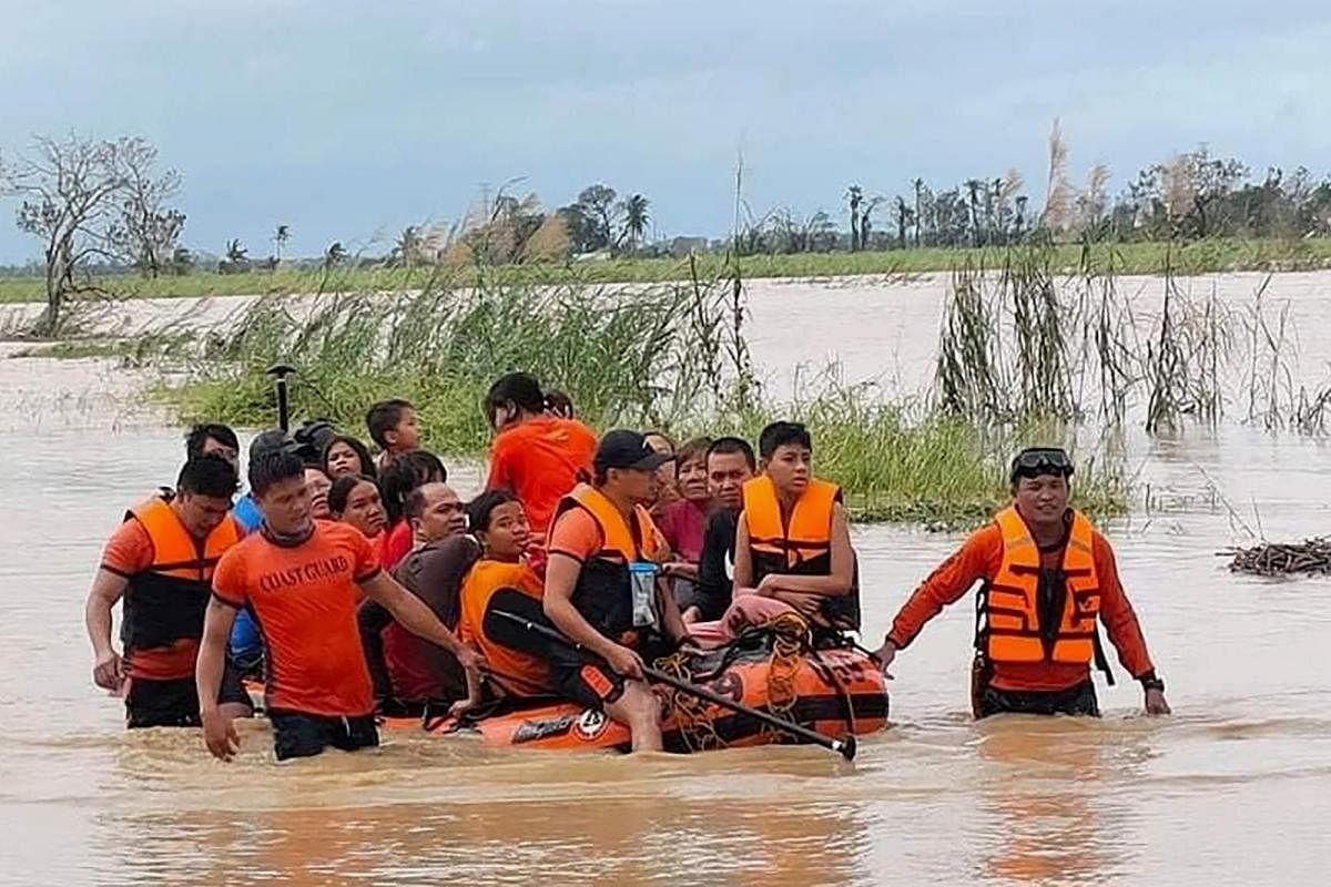 ಮಧ್ಯ ಫಿಲಿಪ್ಪೀನ್ಸ್‌ನ ಗ್ರಾಮವೊಂದರಲ್ಲಿ ಚಂಡಮಾರುತದಿಂದ ಉಂಟಾದ ಪ್ರವಾಹದಲ್ಲಿ ಸಿಲುಕಿದ ಜನರನ್ನು ಕರಾವಳಿ ರಕ್ಷಣಾ ಸಿಬ್ಬಂದಿ ರಕ್ಷಿಸಿದರು  –ಎಪಿ ಚಿತ್ರ 