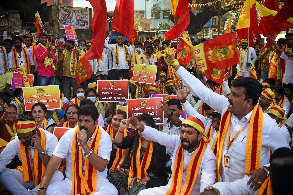 ಕರುನಾಡ ವಿಜಯಸೇನೆ ಕಾರ್ಯಕರ್ತರು ನಗರದ ಮೈಸೂರು ಬ್ಯಾಂಕ್‌ ವೃತ್ತದಲ್ಲಿ ಬುಧವಾರ ಪ್ರತಿಭಟನೆ ನಡೆಸಿದರು–ಪ್ರಜಾವಾಣಿ ಚಿತ್ರ