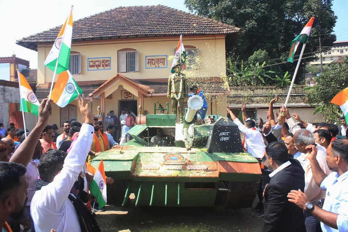 ಮಡಿಕೇರಿಯ ಓಂಕಾರೇಶ್ವರ ದೇಗುಲದ ಬಳಿ ಶುಕ್ರವಾರ ಯೋಧ ನಮನಂ ರಥಯಾತ್ರೆಗ ಚಾಲನೆ ನೀಡಲಾಯಿತು