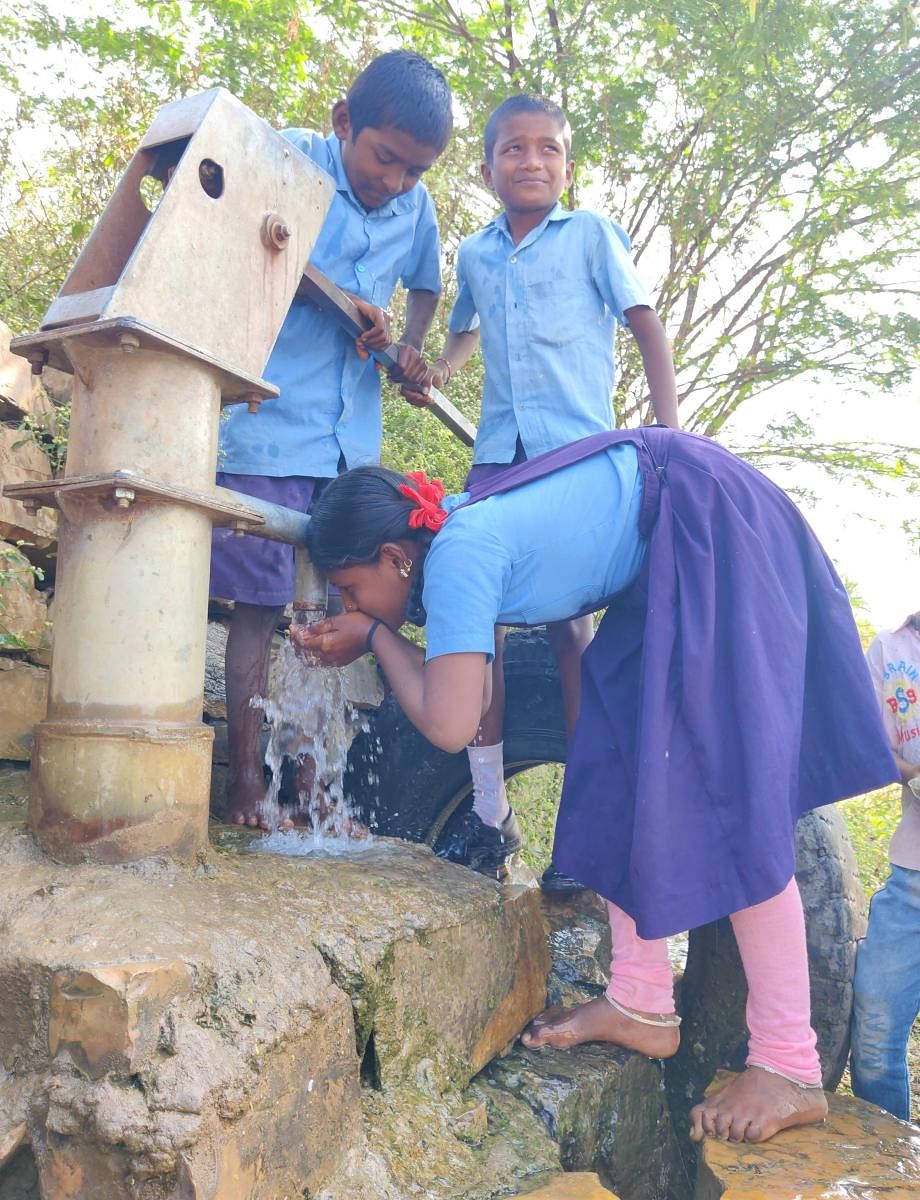 ಕೊಳವೆ ಬಾವಿಯ ನೀರು ಕುಡಿಯುತ್ತಿರುವ ಮಕ್ಕಳು 