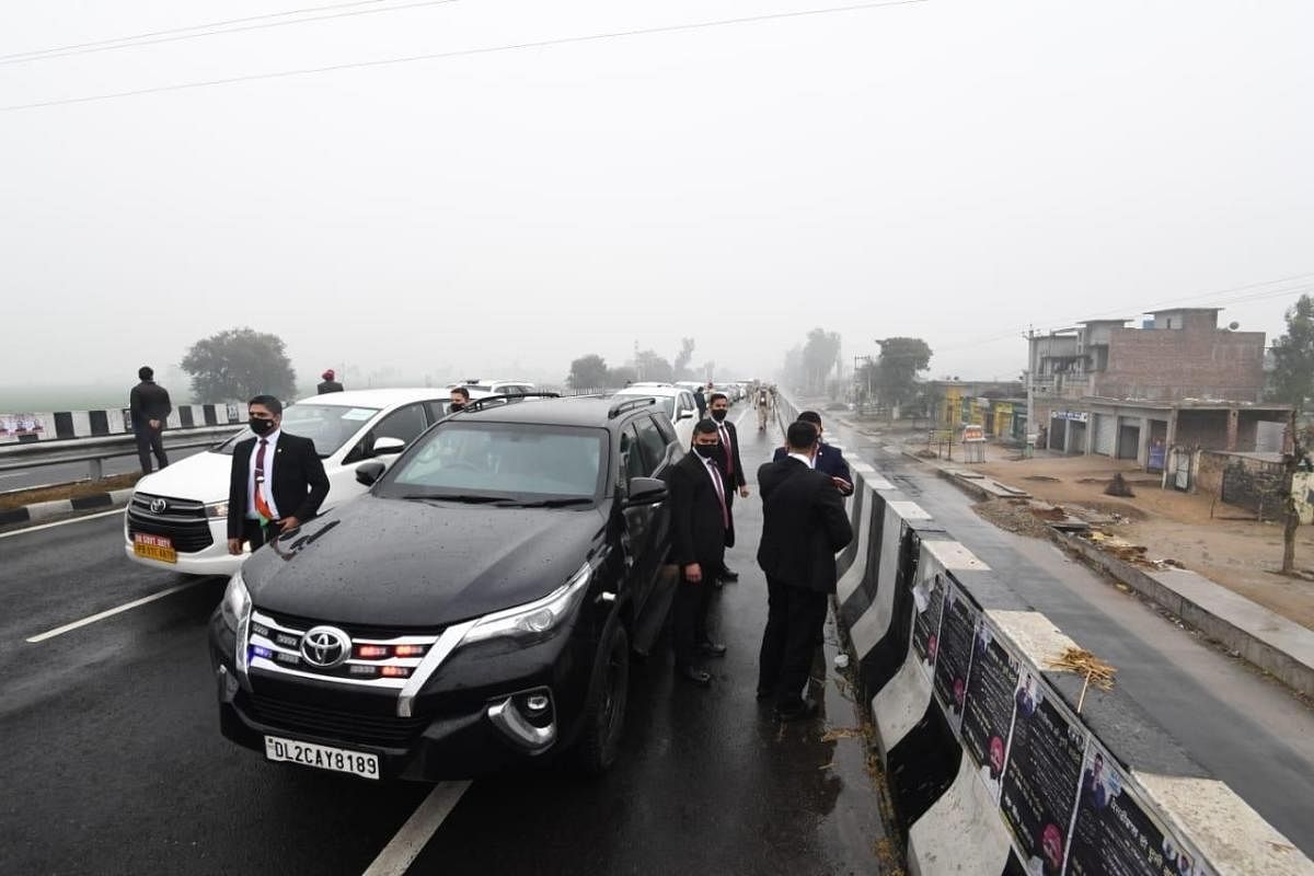 ಪ್ರಧಾನಿ ನರೇಂದ್ರ ಮೋದಿ ಅವರು ಪ್ರಯಾಣಿಸುತ್ತಿದ್ದ ವಾಹನ ಮತ್ತು ಭದ್ರತಾ ವಾಹನಗಳು ಫ್ಲೈಓವರ್‌ ಮೇಲೆ ಕಾದಿರುವುದು