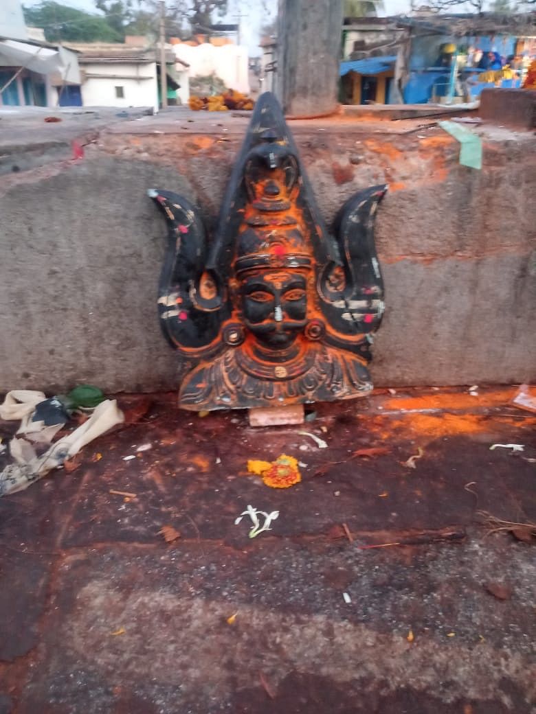 ಮೈಲಾರಲಿಂಗೇಶ್ವರ ದೇವಸ್ಥಾನ ಮುಂಭಾಗದಲ್ಲಿರುವ ಶಿಬಾರದ ಮೇಲೆ ಅಳವಡಿಸಿದ್ದ ಕಲ್ಲಿನ ತ್ರಿಶೂಲ 